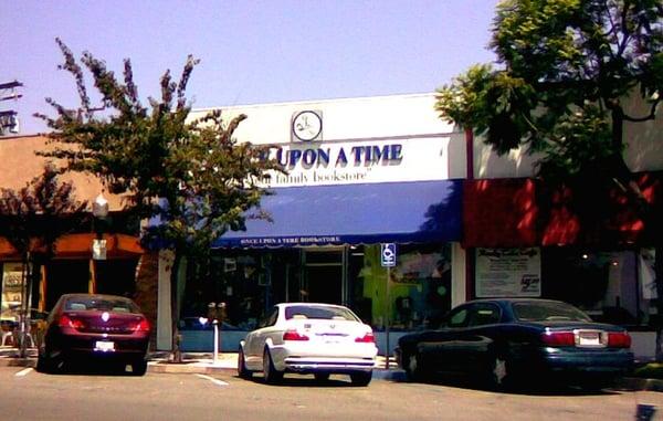 The front of the store from Honolulu Ave.