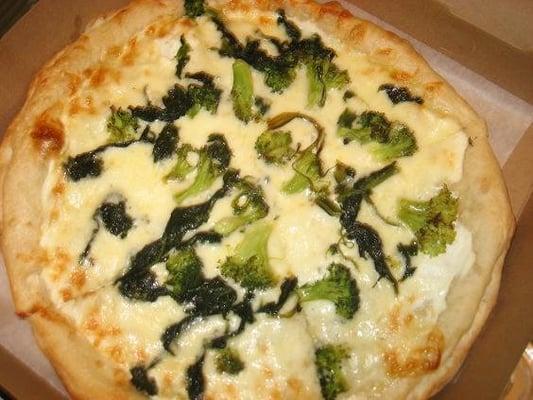 white pizza with broccoli & spinach.  this was amazingly yummy!!