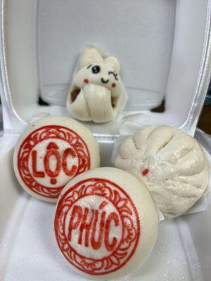 Full bao (2 bao that states "Phuc Loc" has mung bean coconut fillings), cha sui bao, and bunny bao (sausage)