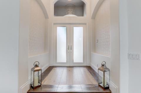 Entry way wood floor with porcelain tile border Happy Floors acero Cooper . Deign by Novateck