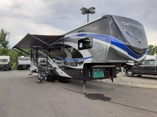 Inspection of a 2020 Jayco Seismic 4113