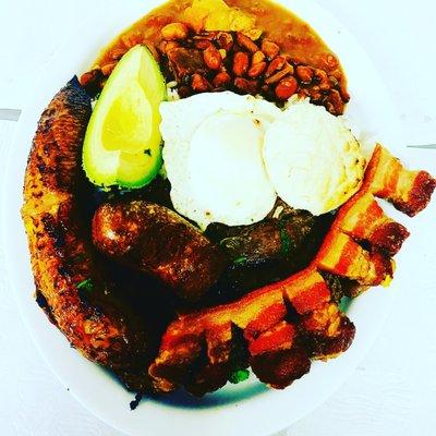 Bandeja paisa algo muy rico típico de colombiana