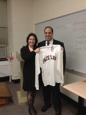 Professor Klat thanks a guest lecturer at her Estate Planning practicum.