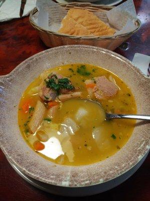 Minestrone... sabor Ecuatoriano. He venido a este Restaurant por muchos años. Hasta sirven ensalada de melloco.... Que más puedo decir?