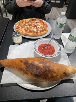 Great calzones and pizza