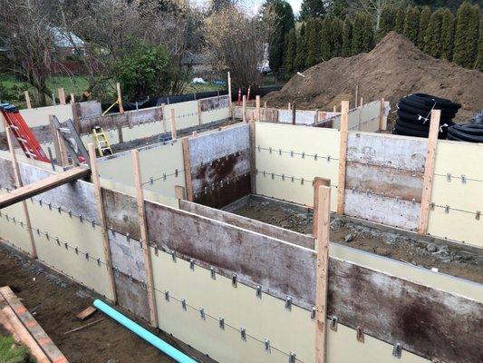 structural concrete walls using 2'x8' x1 1/8" form work