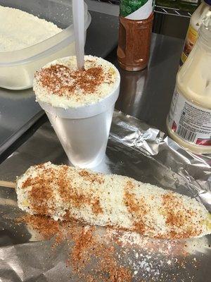 Esquites y elotes con chile y limón