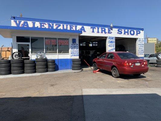 Los Valenzuelas Tire Shop