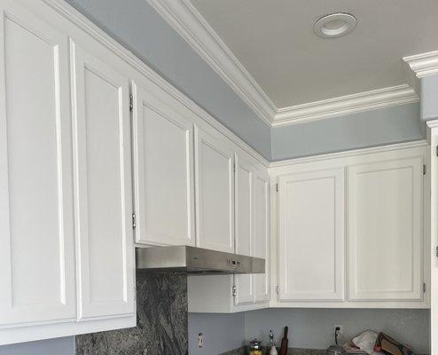 Kitchen's cabinets paint job