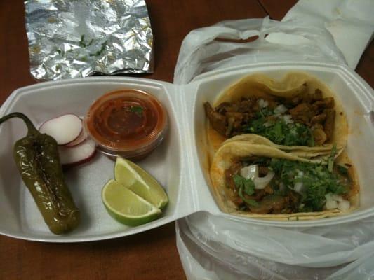 Dos tacos al pastor.