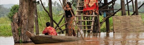 taking kids to school on Inle Lake in Myamnar