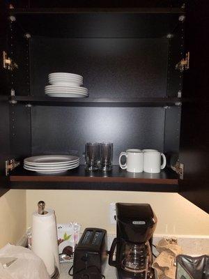 suite: kitchenette with dishes