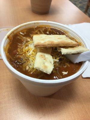 Chili with cheese and crackers