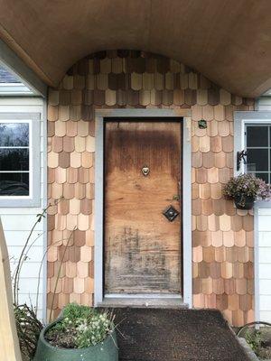 Fishscales shingles installation.