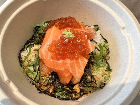 Salmon Ikura Chirashi! Really great balance of flavor 5/5! IG: @amei.eats