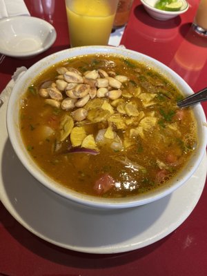 Encebollado de pescado, chifles y maíz tostado