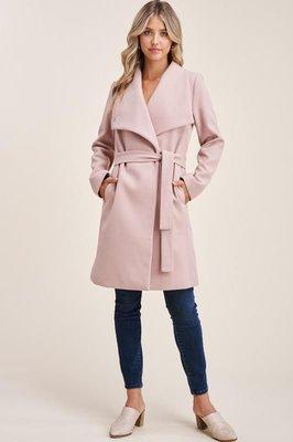 From jackets to shackets! Trench coats and more to layer the always-stylish stay at home mom outfit