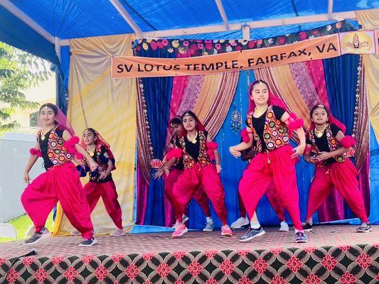 Performs at Lotus temple