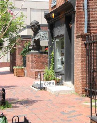 This shop is located right next to the landmark enormous bust of Ben Franklin, halfway between his grave and the Betsy Ross House.