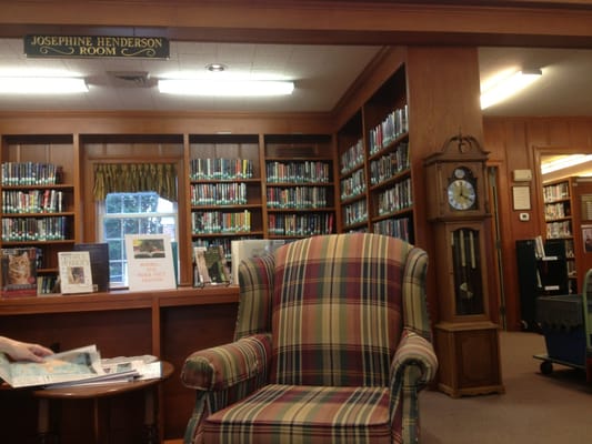 Very nice library. Love the Grandfather clock!