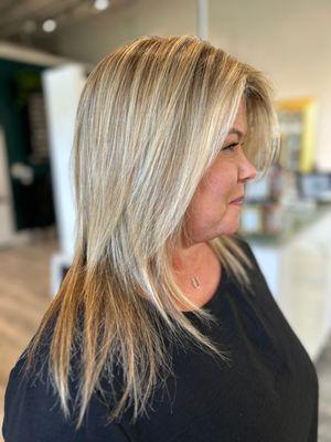 Natural color blend for this blonde. Designed for an easy grow-out with minimal maintenance.