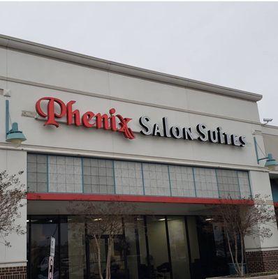 New multi-service salon in Largo plaza.