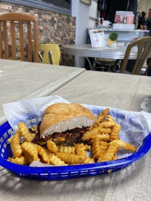 Bacon Cheeseburger w/ golden sauce and fries