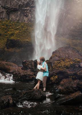 A captivating engagement photoshoot amidst the breathtaking backdrop of Latourell Falls.