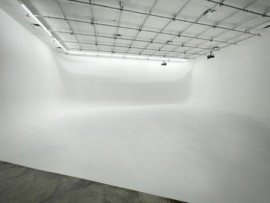 46' x 46' white cyc (3 walls) - Studio B