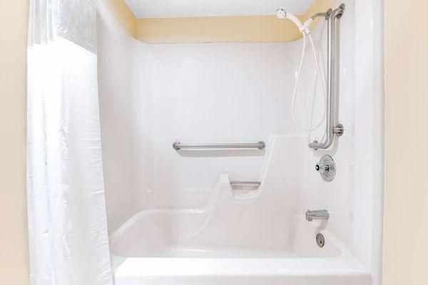 Guest room bath (accessible)