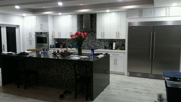 Quartz Countertop with beautiful white shake doors cabinet