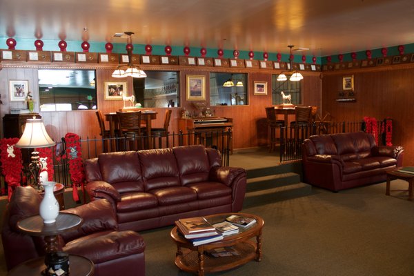 INDOOR CLUBHOUSE WITH VIEWING RIDERS