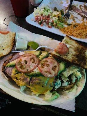 Torta pedida sin mayo reecha 2x y se ve donde solo le quita la Mayo al pan