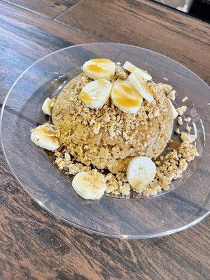 Dulce de leche muffin with bananas, granola and caramel