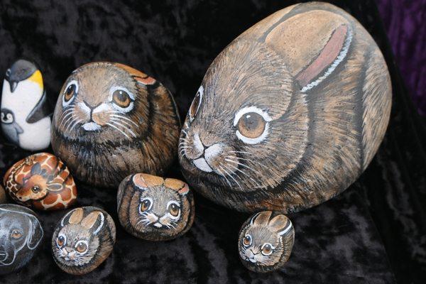 Very cute bunny painted rocks. These would look cute in my garden.