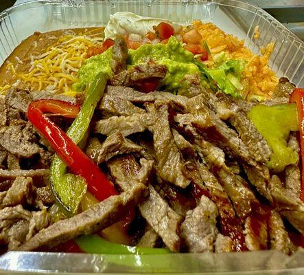 Fajitas de asada acompañado con tortillas de maíz recién echas