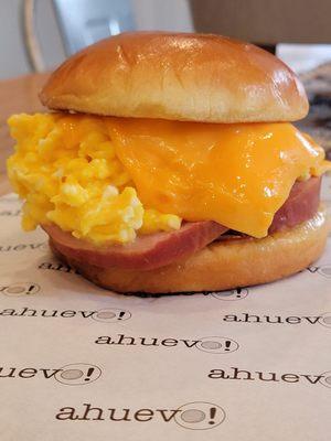 Ahuevo
 cage-free soft scrambled eggs & chopped chives, cheddar cheese, caramelized onions & sriracha mayo, brioche bun/Added Canadian Bacon