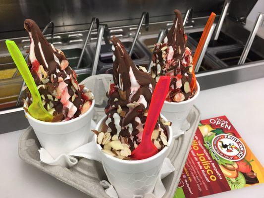 Frozen yogurt  -cobertura de chocolate, fresa y almendra