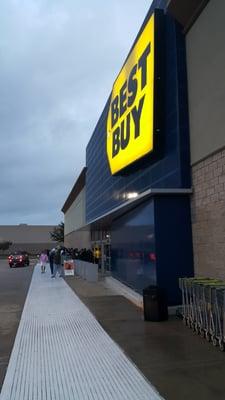 Queues reaching all around best buy at Katy for thanksgiving premiere.