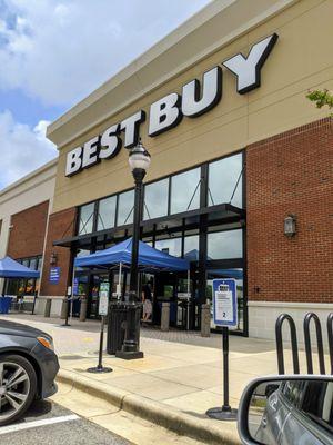 Outside Best Buy at Renaissance Center. Curbside pickup. I took this photo on June 9, 2020.