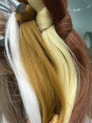 Color mixing in knotless braiding to perfection.