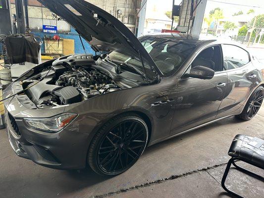 Doing the first oil change and using the Maserati scanner to turn off & reset the oil light on this 2022 Ghibli Modena!