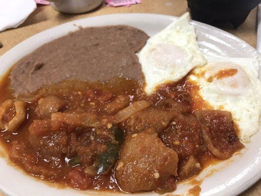 Chicharrón en salsa y extra huevos estrellados.