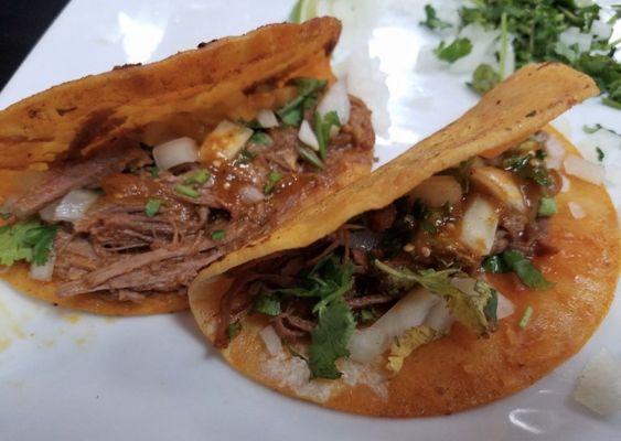 Los tacos de birria y los quesatacos de barbacoa están buenísimos