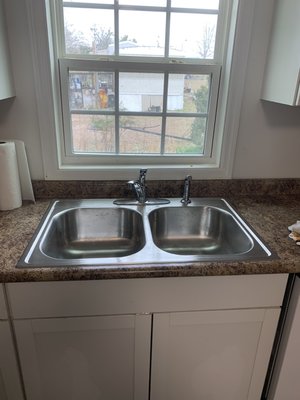 New kitchen sink and single lever Delta faucet with sprayer