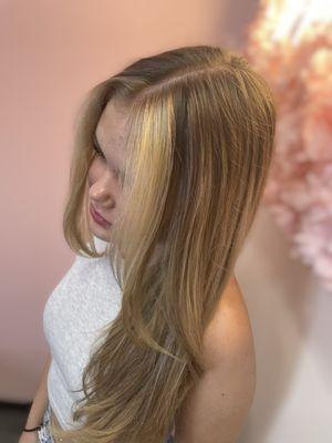 Blendy blonde balayage with a bright money piece