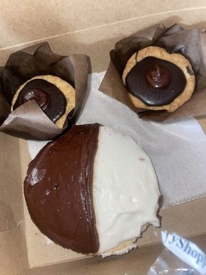 Chocolate chip cookie cups and black and white cookie