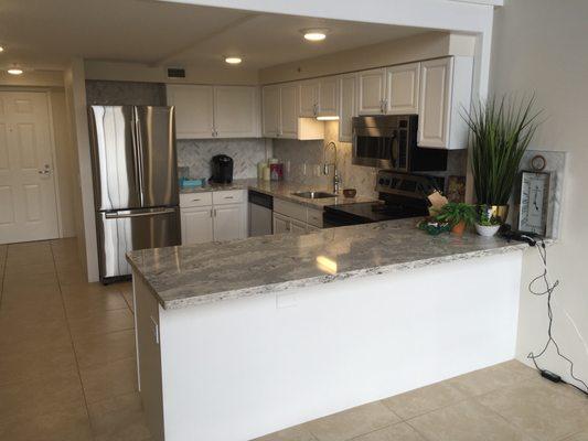 Kitchen Remodel White Shaker Cabinet & Cambria Conters