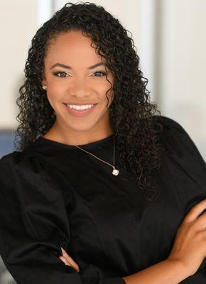 Meet your realtor & luxury apartment locator, Raeauna!