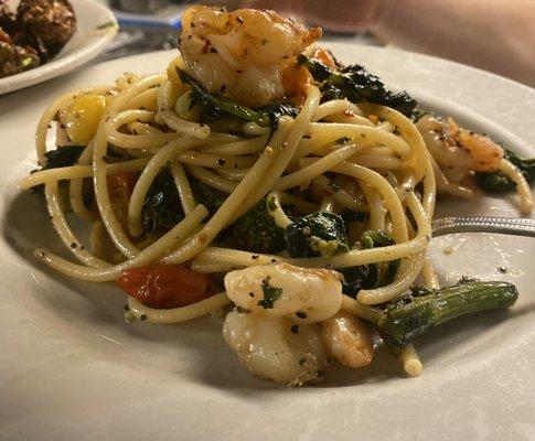 Bucatini, shrimp, bacon, broccoli rabe, heirloom tomato, evoo & garlic